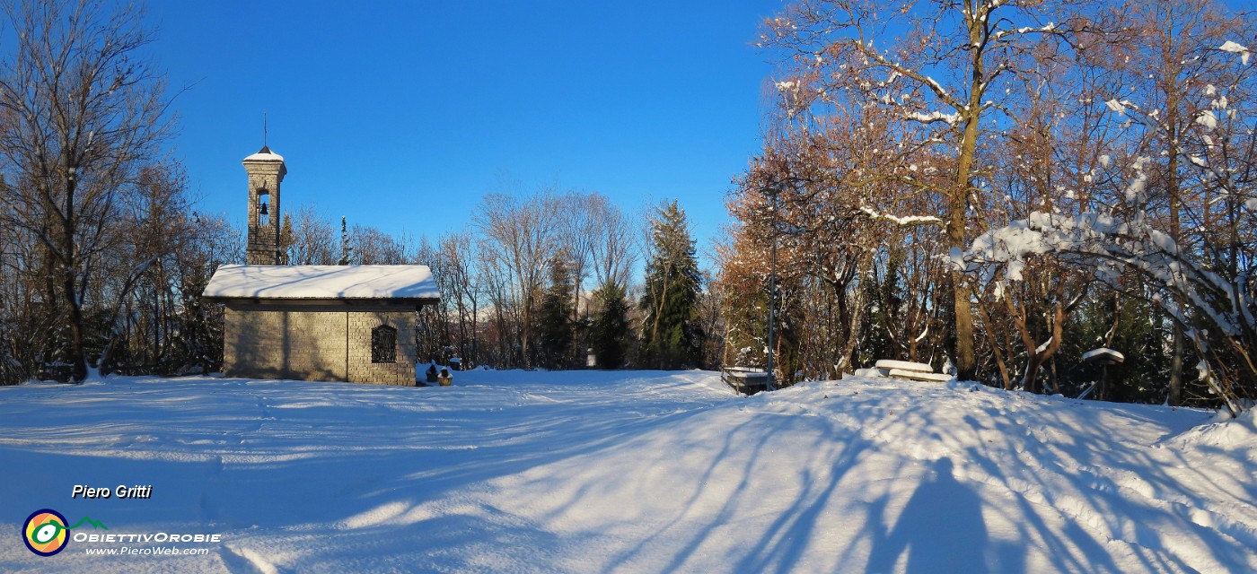 34 Ben innevata la radura della Chiesetta Alpina A.N.A- Zogno-Monte Castello (1089 m) .jpg